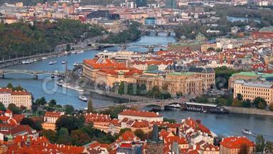 在捷克布拉格，旧城镇建筑与红色屋顶的鸟瞰。 伏尔塔瓦河。 旧城镇全景